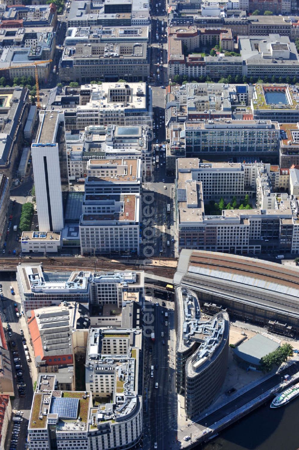 Aerial image Berlin Mitte - Blick auf den fertigen Büro- und Geschäftshauskomplex Spreedreieck, umsäumt von Spree, Friedrichstraße und S-Bahnhof. View of the completed office and commercial complex Spree triangle, surrounded by the Spree, and S-Bahnhof Friedrichstrasse.