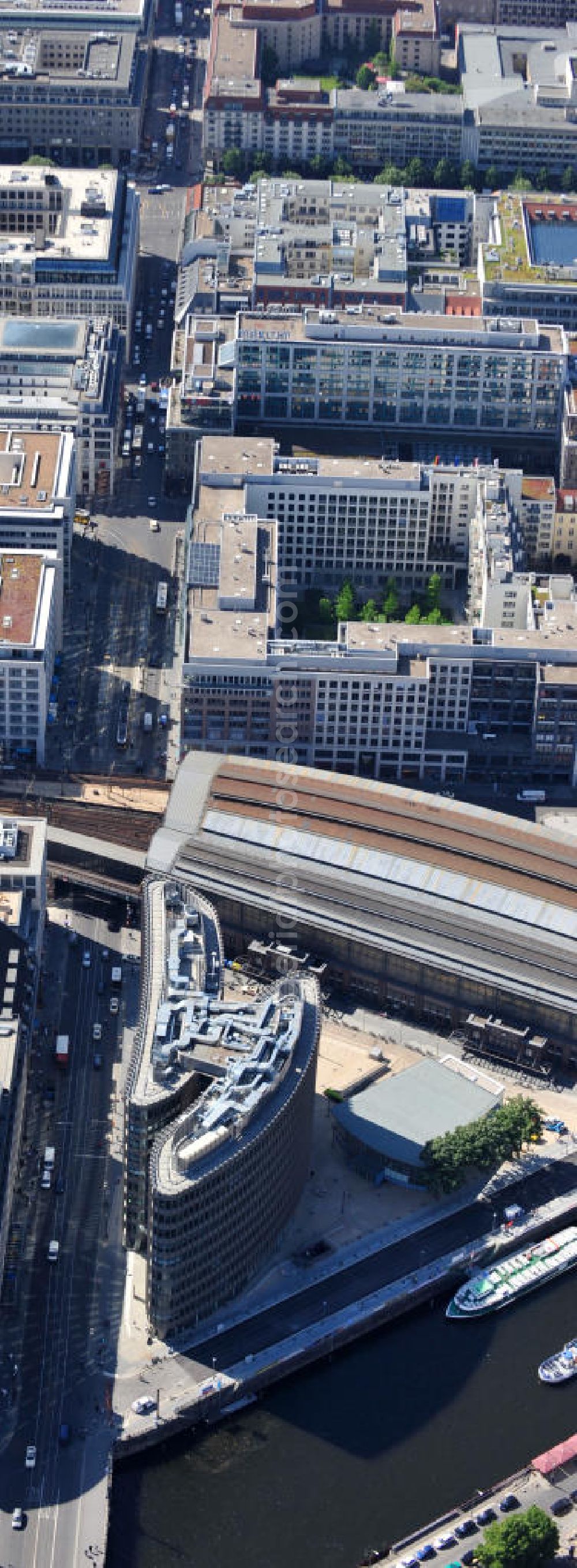 Aerial photograph Berlin Mitte - Blick auf den fertigen Büro- und Geschäftshauskomplex Spreedreieck, umsäumt von Spree, Friedrichstraße und S-Bahnhof. View of the completed office and commercial complex Spree triangle, surrounded by the Spree, and S-Bahnhof Friedrichstrasse.