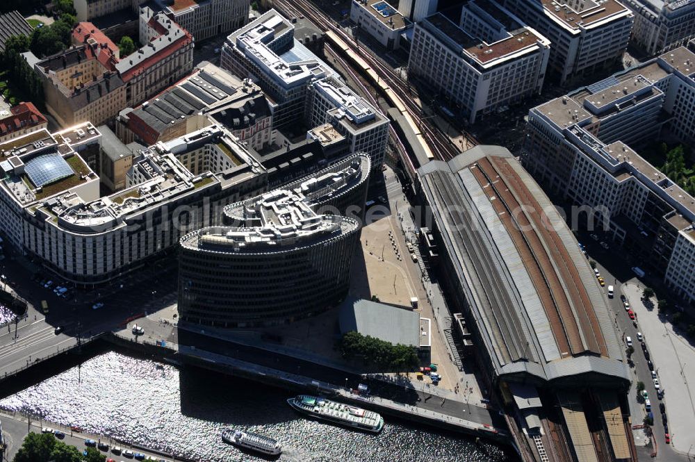 Berlin Mitte from the bird's eye view: Blick auf den fertigen Büro- und Geschäftshauskomplex Spreedreieck, umsäumt von Spree, Friedrichstraße und S-Bahnhof. View of the completed office and commercial complex Spree triangle, surrounded by the Spree, and S-Bahnhof Friedrichstrasse.