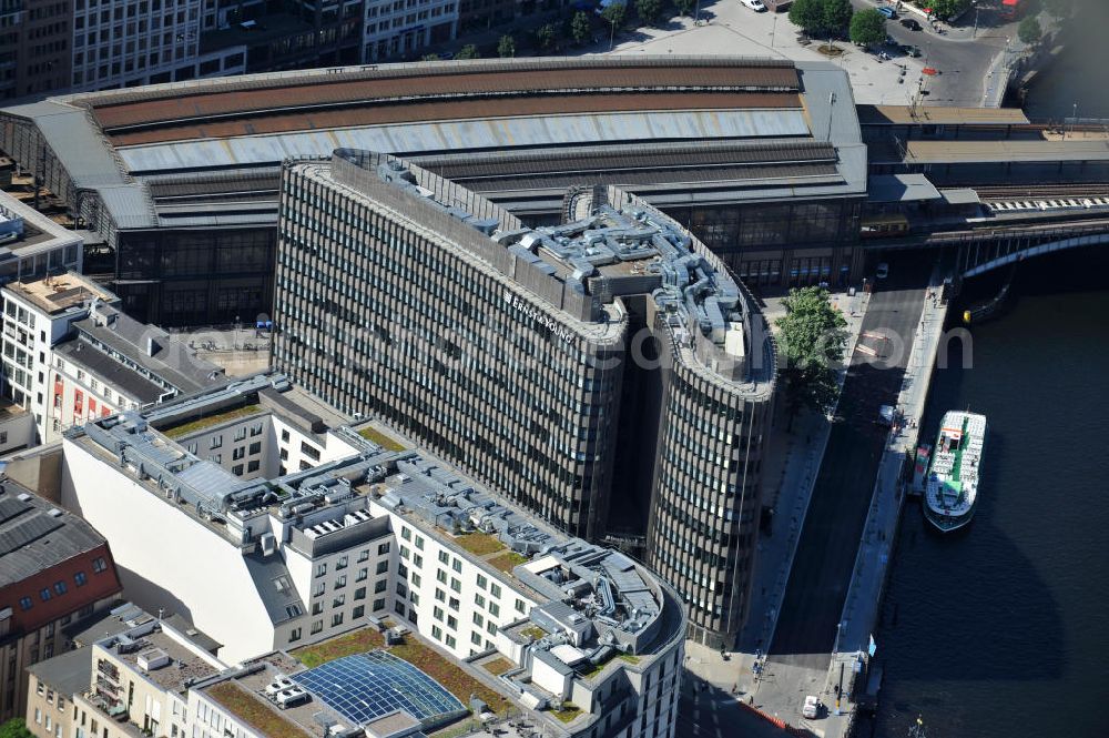 Aerial image Berlin Mitte - Blick auf den fertigen Büro- und Geschäftshauskomplex Spreedreieck, umsäumt von Spree, Friedrichstraße und S-Bahnhof. View of the completed office and commercial complex Spree triangle, surrounded by the Spree, and S-Bahnhof Friedrichstrasse.