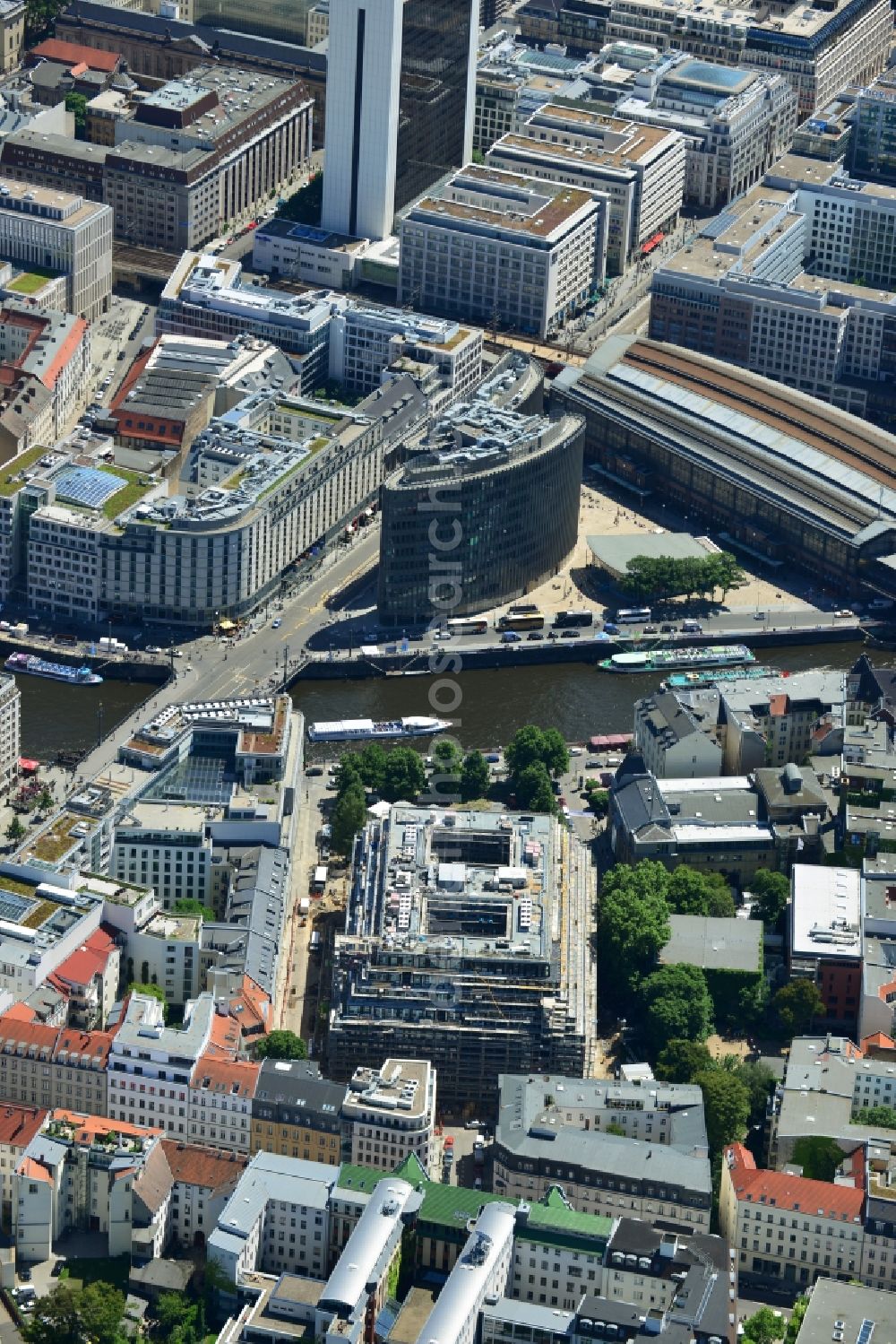 Aerial image Berlin Mitte - View of the completed office and commercial complex Spree triangle, surrounded by the Spree, and S-Bahnhof Friedrichstrasse