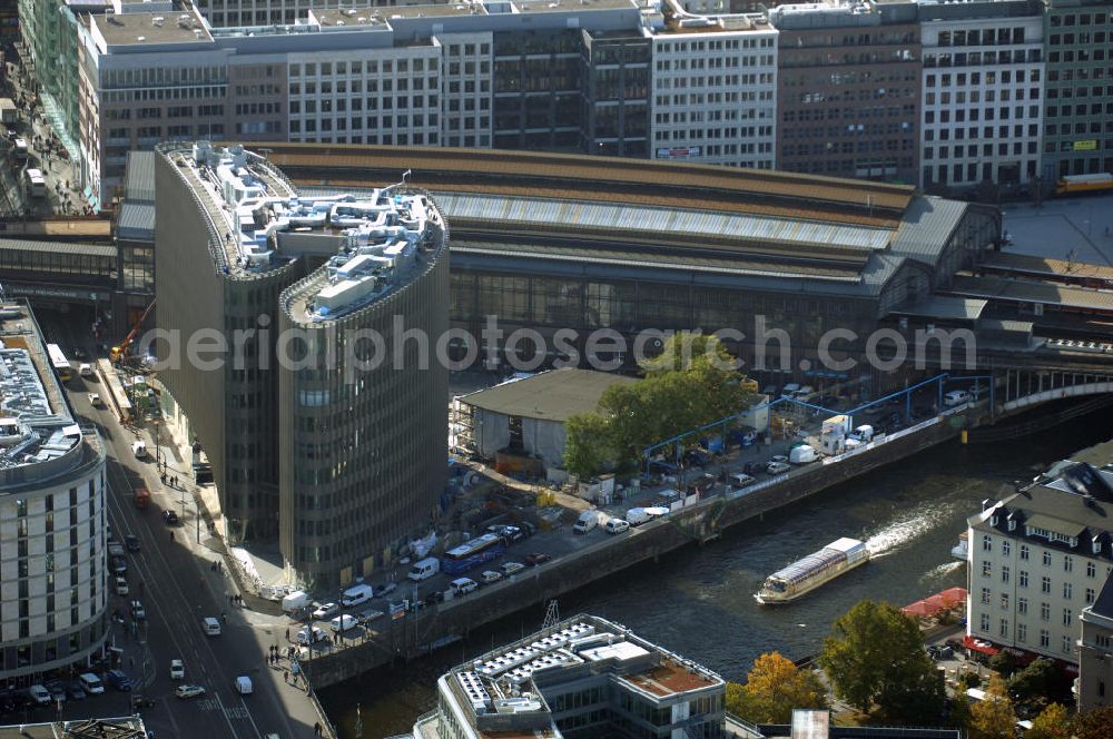 Berlin from above - Blick auf den fertigen Büro- und Geschäftshauskomplex Spreedreieck, umsäumt von Spree, Friedrichstraße und S-Bahnhof. Das neue Bürogebäude ist in den Medien nicht unumstritten. Bauherr: Harm Müller-Spreer, Architkt: Mark Braun