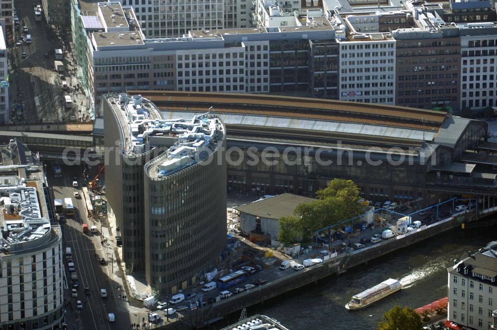 Berlin from the bird's eye view: Blick auf den fertigen Büro- und Geschäftshauskomplex Spreedreieck, umsäumt von Spree, Friedrichstraße und S-Bahnhof. Das neue Bürogebäude ist in den Medien nicht unumstritten. Bauherr: Harm Müller-Spreer, Architkt: Mark Braun