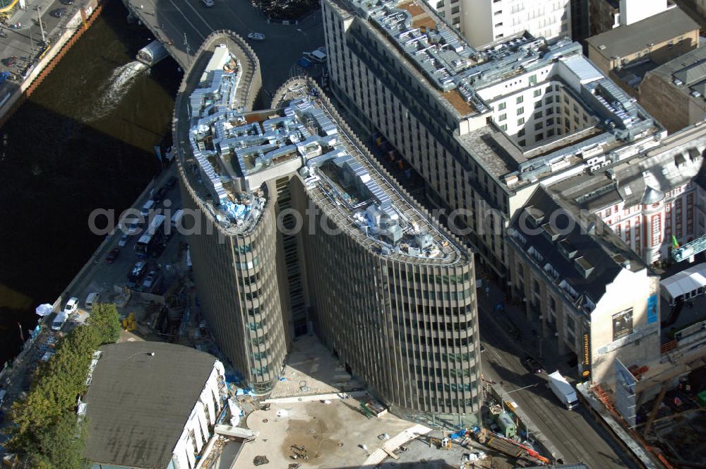 Aerial image Berlin - Blick auf den fertigen Büro- und Geschäftshauskomplex Spreedreieck, umsäumt von Spree, Friedrichstraße und S-Bahnhof. Das neue Bürogebäude ist in den Medien nicht unumstritten. Bauherr: Harm Müller-Spreer, Architkt: Mark Braun