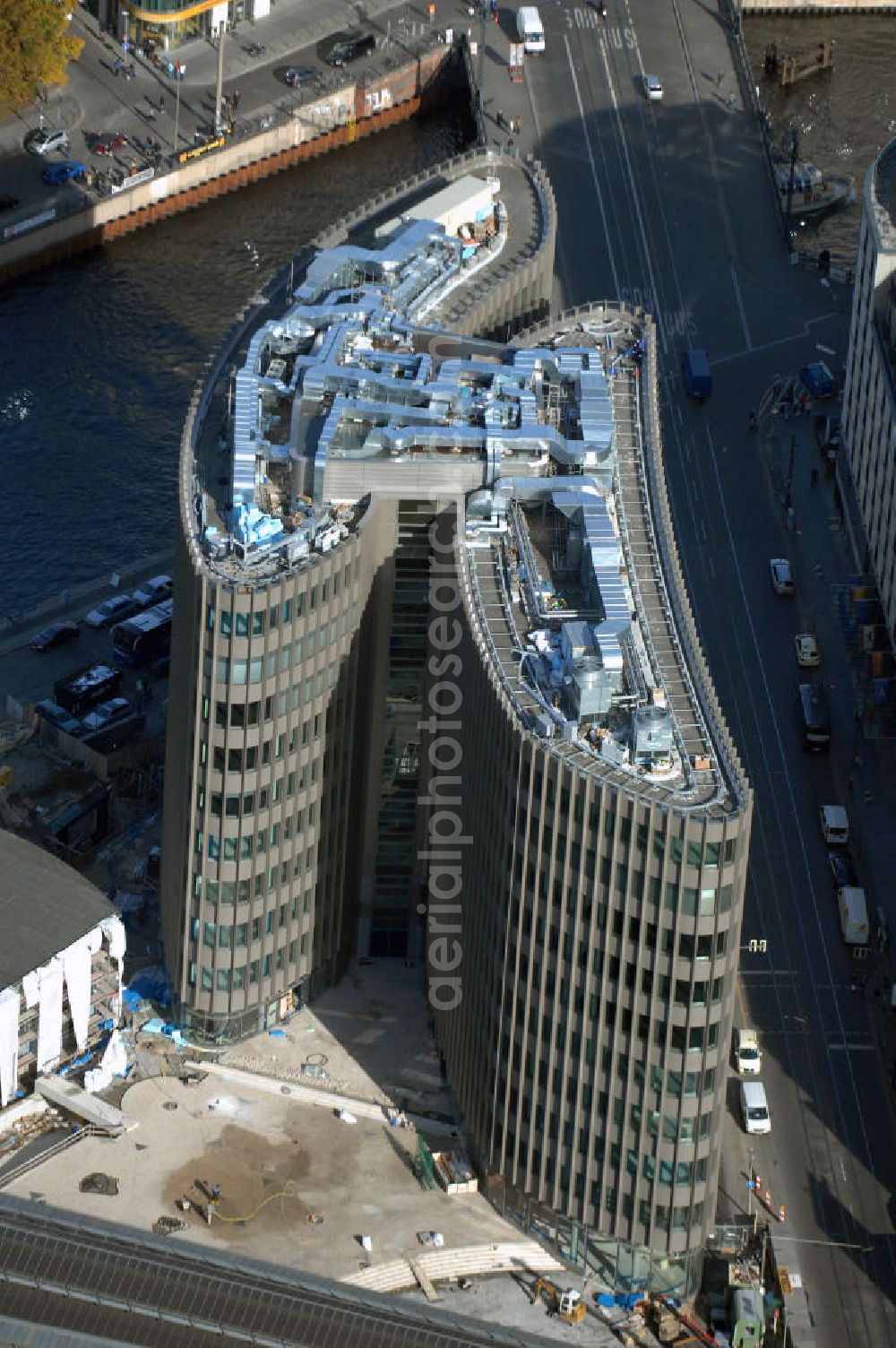 Aerial photograph Berlin - Blick auf den fertigen Büro- und Geschäftshauskomplex Spreedreieck, umsäumt von Spree, Friedrichstraße und S-Bahnhof. Das neue Bürogebäude ist in den Medien nicht unumstritten. Bauherr: Harm Müller-Spreer, Architkt: Mark Braun