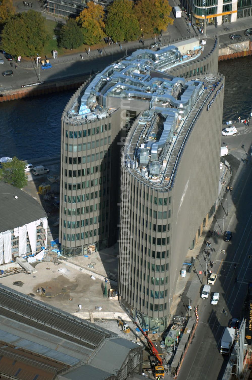 Berlin from above - Blick auf den fertigen Büro- und Geschäftshauskomplex Spreedreieck, umsäumt von Spree, Friedrichstraße und S-Bahnhof. Das neue Bürogebäude ist in den Medien nicht unumstritten. Bauherr: Harm Müller-Spreer, Architkt: Mark Braun