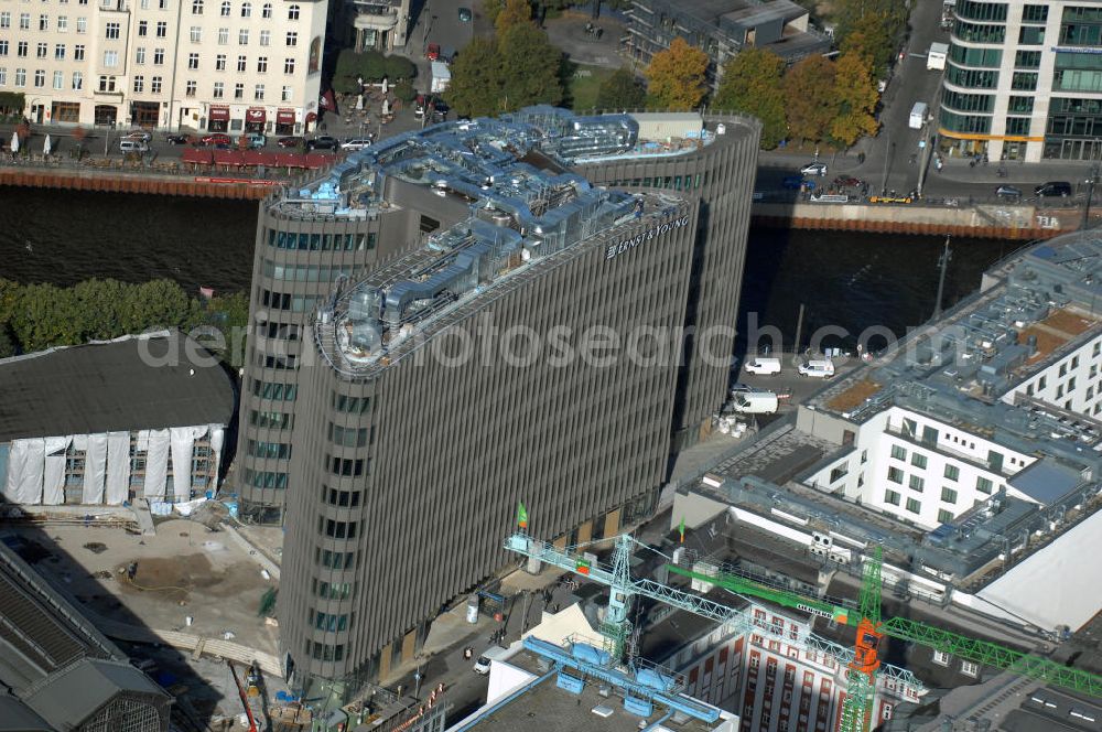 Berlin from the bird's eye view: Blick auf den fertigen Büro- und Geschäftshauskomplex Spreedreieck, umsäumt von Spree, Friedrichstraße und S-Bahnhof. Das neue Bürogebäude ist in den Medien nicht unumstritten. Bauherr: Harm Müller-Spreer, Architkt: Mark Braun