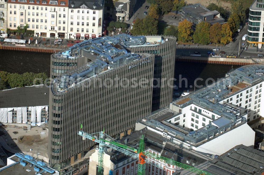 Aerial image Berlin - Blick auf den fertigen Büro- und Geschäftshauskomplex Spreedreieck, umsäumt von Spree, Friedrichstraße und S-Bahnhof. Das neue Bürogebäude ist in den Medien nicht unumstritten. Bauherr: Harm Müller-Spreer, Architkt: Mark Braun