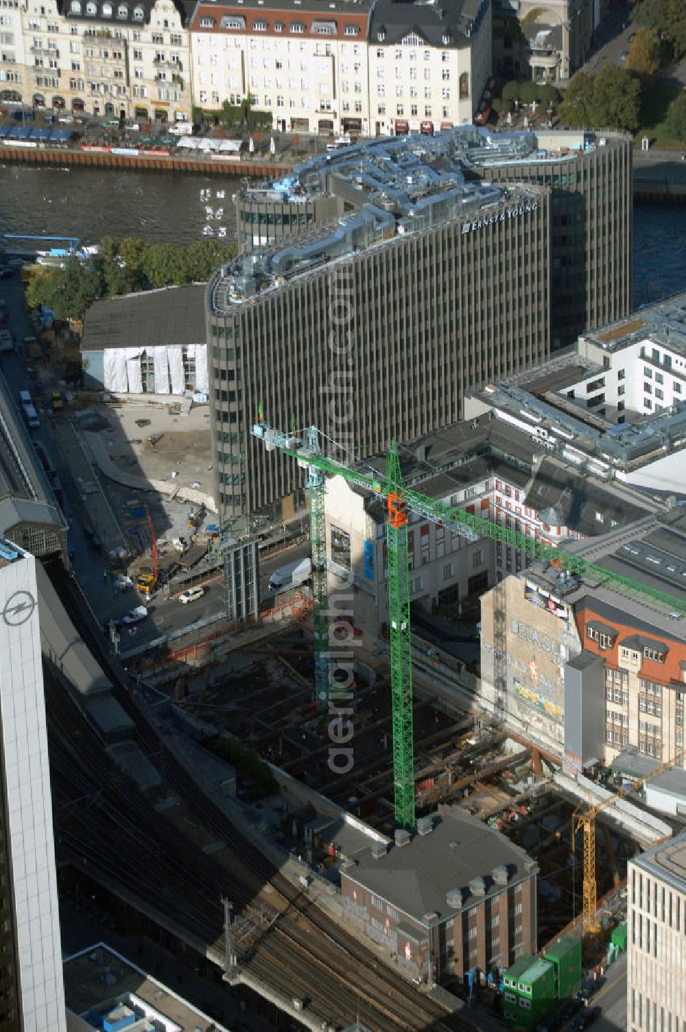 Aerial photograph Berlin - Blick auf den fertigen Büro- und Geschäftshauskomplex Spreedreieck, umsäumt von Spree, Friedrichstraße und S-Bahnhof. Das neue Bürogebäude ist in den Medien nicht unumstritten. Bauherr: Harm Müller-Spreer, Architkt: Mark Braun