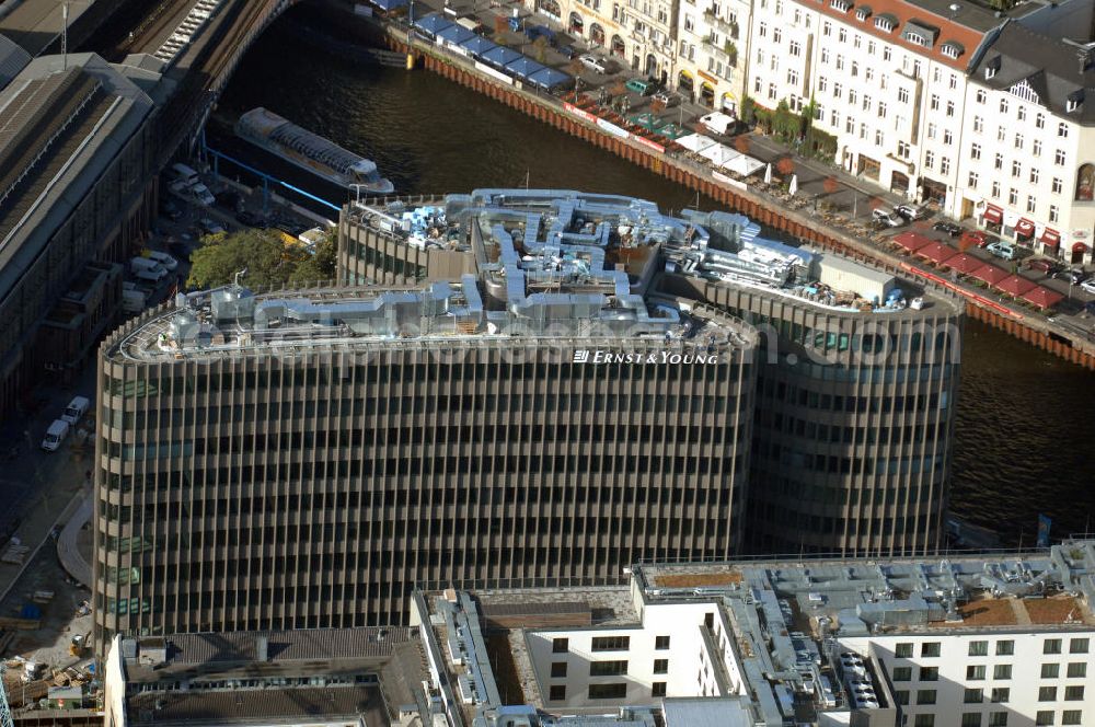 Berlin from above - Blick auf den fertigen Büro- und Geschäftshauskomplex Spreedreieck, umsäumt von Spree, Friedrichstraße und S-Bahnhof. Das neue Bürogebäude ist in den Medien nicht unumstritten. Bauherr: Harm Müller-Spreer, Architkt: Mark Braun