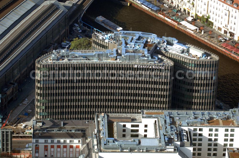 Berlin from the bird's eye view: Blick auf den fertigen Büro- und Geschäftshauskomplex Spreedreieck, umsäumt von Spree, Friedrichstraße und S-Bahnhof. Das neue Bürogebäude ist in den Medien nicht unumstritten. Bauherr: Harm Müller-Spreer, Architkt: Mark Braun