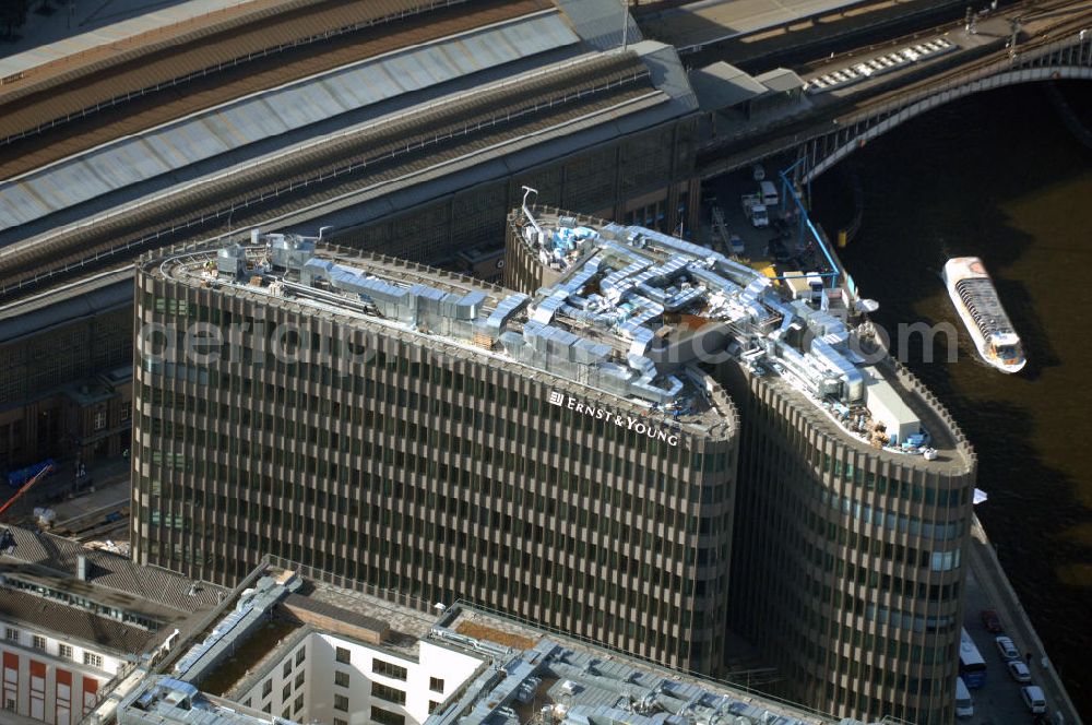 Aerial image Berlin - Blick auf den fertigen Büro- und Geschäftshauskomplex Spreedreieck, umsäumt von Spree, Friedrichstraße und S-Bahnhof. Das neue Bürogebäude ist in den Medien nicht unumstritten. Bauherr: Harm Müller-Spreer, Architkt: Mark Braun