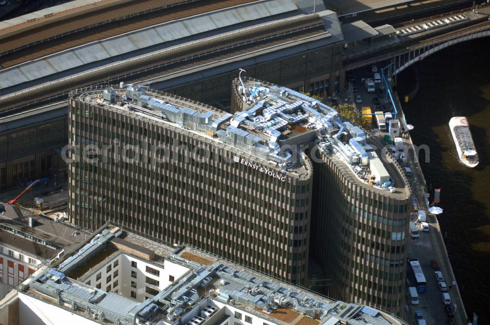 Aerial photograph Berlin - Blick auf den fertigen Büro- und Geschäftshauskomplex Spreedreieck, umsäumt von Spree, Friedrichstraße und S-Bahnhof. Das neue Bürogebäude ist in den Medien nicht unumstritten. Bauherr: Harm Müller-Spreer, Architkt: Mark Braun