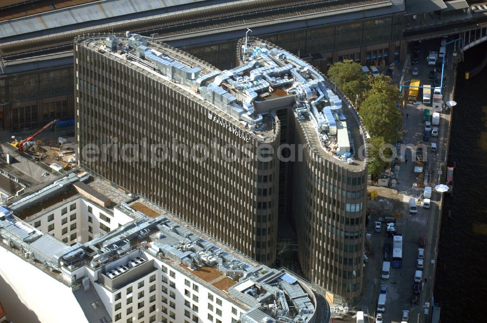 Berlin from above - Blick auf den fertigen Büro- und Geschäftshauskomplex Spreedreieck, umsäumt von Spree, Friedrichstraße und S-Bahnhof. Das neue Bürogebäude ist in den Medien nicht unumstritten. Bauherr: Harm Müller-Spreer, Architkt: Mark Braun