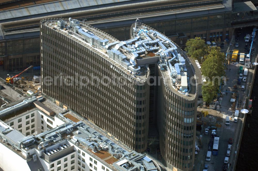 Berlin from the bird's eye view: Blick auf den fertigen Büro- und Geschäftshauskomplex Spreedreieck, umsäumt von Spree, Friedrichstraße und S-Bahnhof. Das neue Bürogebäude ist in den Medien nicht unumstritten. Bauherr: Harm Müller-Spreer, Architkt: Mark Braun