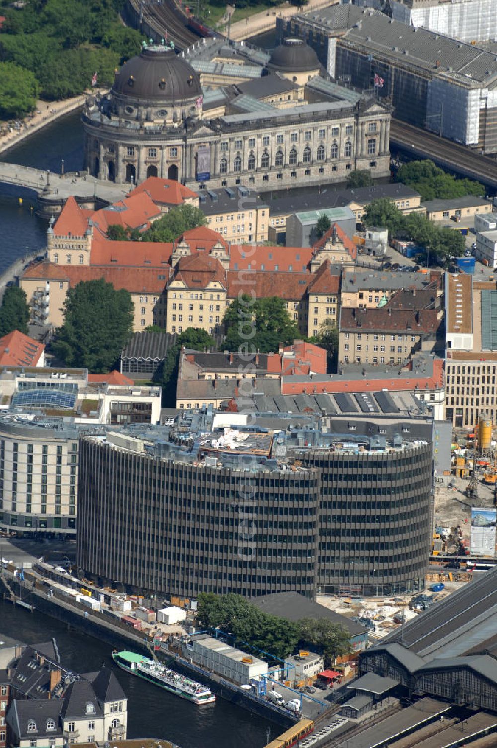 Berlin from the bird's eye view: Blick auf den Büro- und Geschäftshauskomplex Spreedreieck, umsäumt von Spree, Friedrichstraße und S-Bahnhof. Das neue Bürogebäude ist in den Medien nicht unumstritten. Bauherr: Harm Müller-Spreer, Architkt: Mark Braun