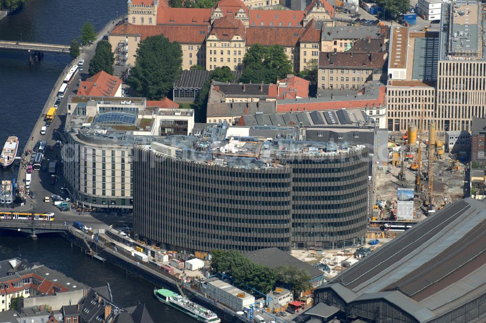 Aerial image Berlin - Blick auf den Büro- und Geschäftshauskomplex Spreedreieck, umsäumt von Spree, Friedrichstraße und S-Bahnhof. Das neue Bürogebäude ist in den Medien nicht unumstritten. Bauherr: Harm Müller-Spreer, Architkt: Mark Braun