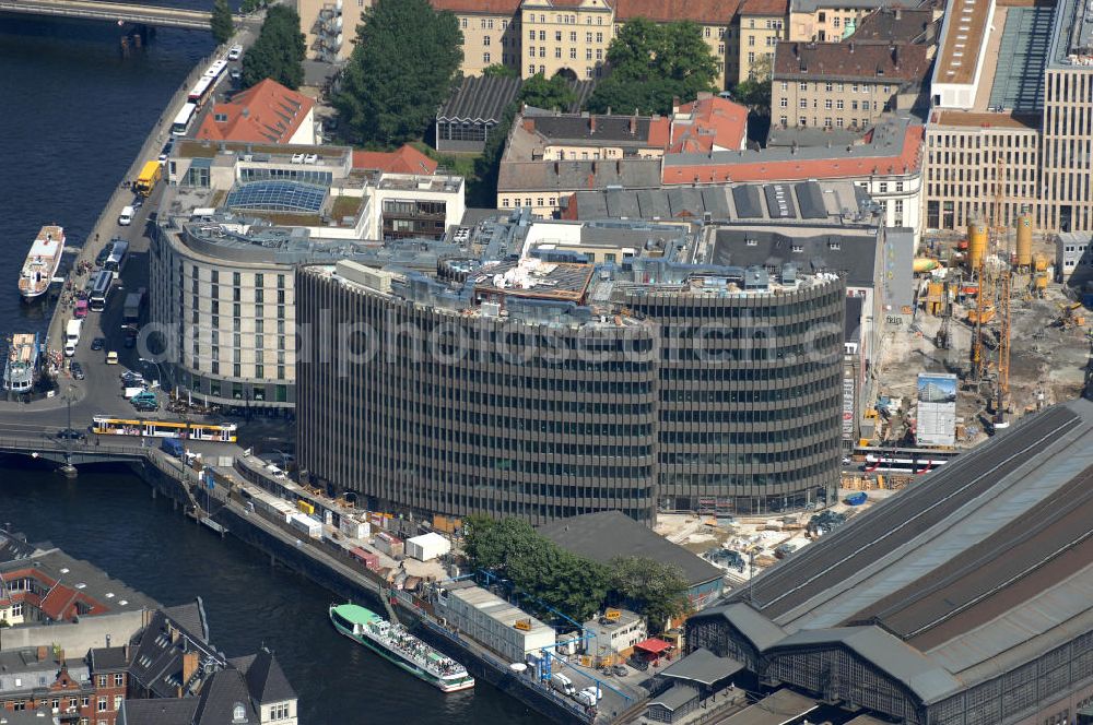 Aerial photograph Berlin - Blick auf den Büro- und Geschäftshauskomplex Spreedreieck, umsäumt von Spree, Friedrichstraße und S-Bahnhof. Das neue Bürogebäude ist in den Medien nicht unumstritten. Bauherr: Harm Müller-Spreer, Architkt: Mark Braun