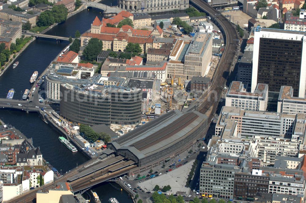 Berlin from above - Blick auf den Büro- und Geschäftshauskomplex Spreedreieck, umsäumt von Spree, Friedrichstraße und S-Bahnhof. Das neue Bürogebäude ist in den Medien nicht unumstritten. Bauherr: Harm Müller-Spreer, Architkt: Mark Braun