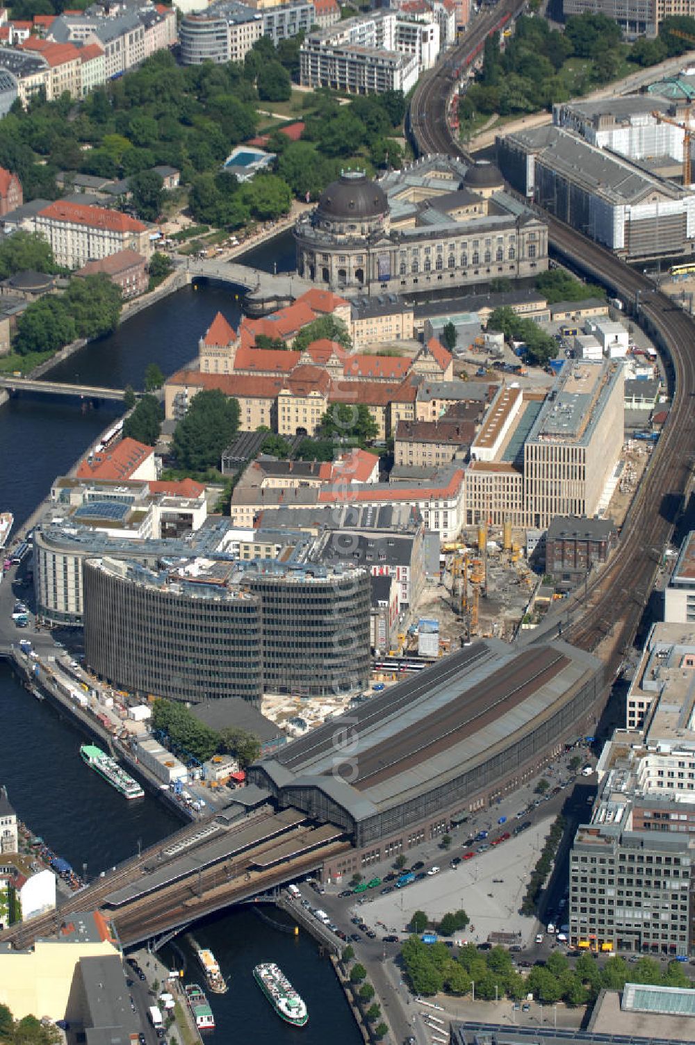 Berlin from the bird's eye view: Blick auf den Büro- und Geschäftshauskomplex Spreedreieck, umsäumt von Spree, Friedrichstraße und S-Bahnhof. Das neue Bürogebäude ist in den Medien nicht unumstritten. Bauherr: Harm Müller-Spreer, Architkt: Mark Braun