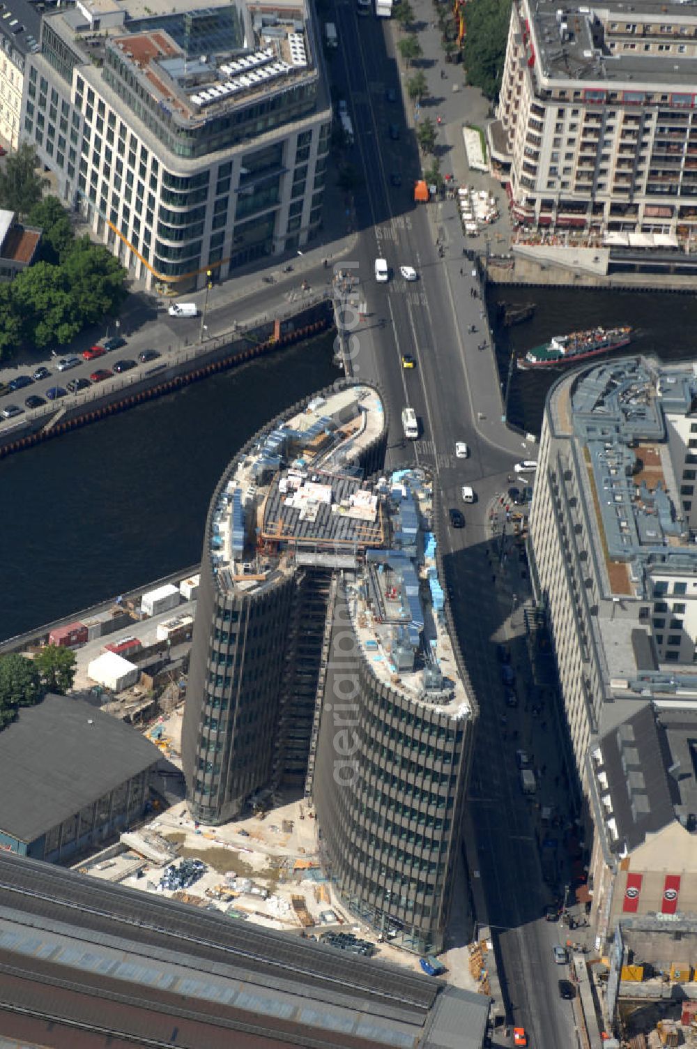 Aerial image Berlin - Blick auf den Büro- und Geschäftshauskomplex Spreedreieck, umsäumt von Spree, Friedrichstraße und S-Bahnhof. Das neue Bürogebäude ist in den Medien nicht unumstritten. Bauherr: Harm Müller-Spreer, Architkt: Mark Braun