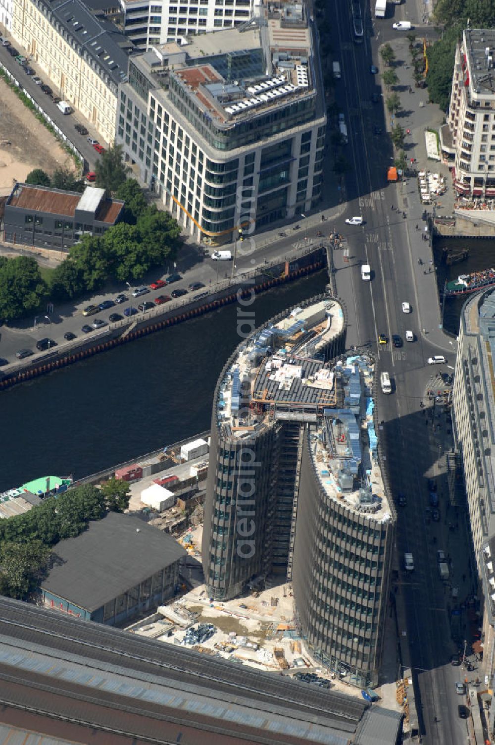 Aerial photograph Berlin - Blick auf den Büro- und Geschäftshauskomplex Spreedreieck, umsäumt von Spree, Friedrichstraße und S-Bahnhof. Das neue Bürogebäude ist in den Medien nicht unumstritten. Bauherr: Harm Müller-Spreer, Architkt: Mark Braun