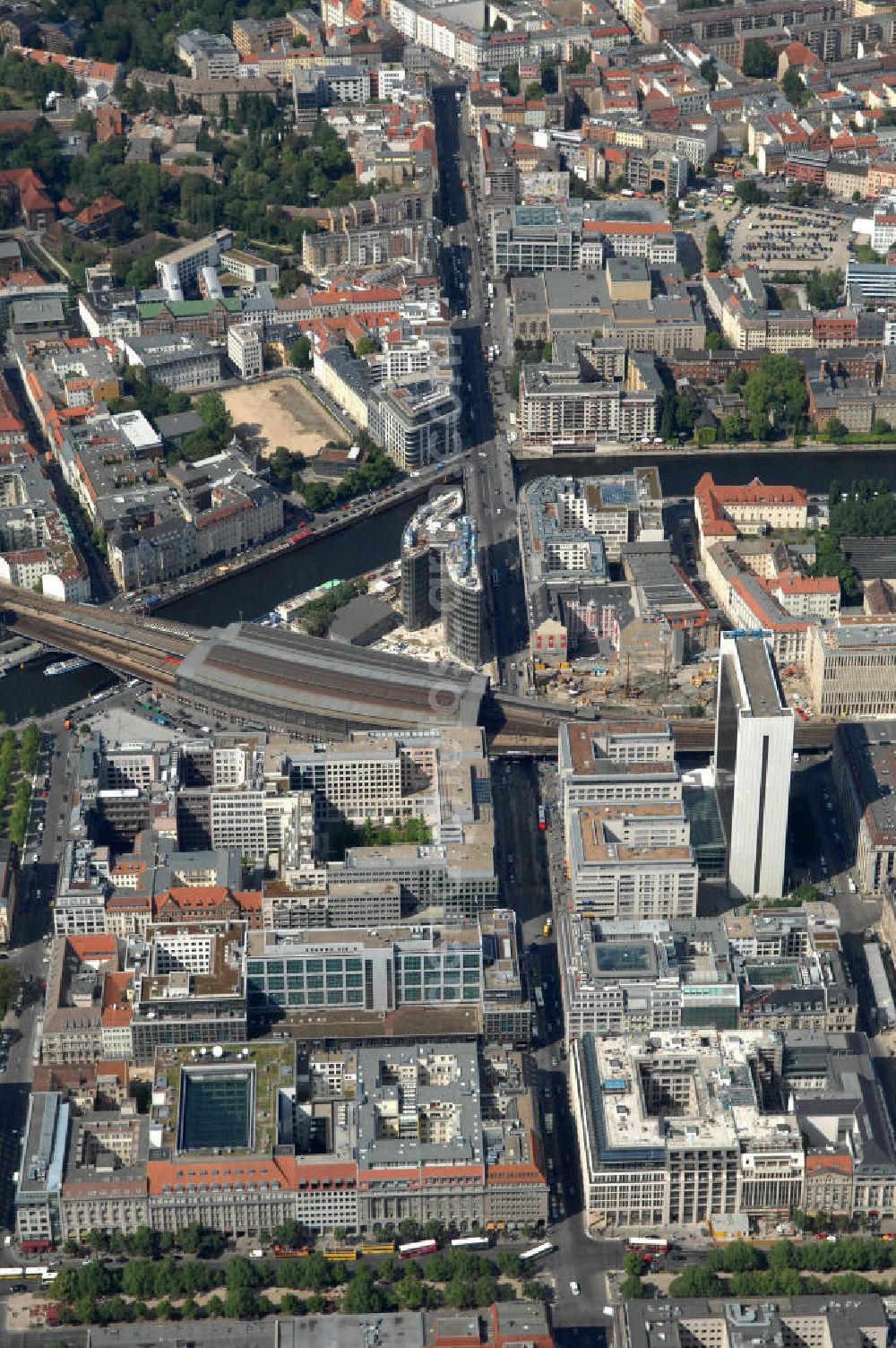 Berlin from above - Blick auf den Büro- und Geschäftshauskomplex Spreedreieck, umsäumt von Spree, Friedrichstraße und S-Bahnhof. Das neue Bürogebäude ist in den Medien nicht unumstritten. Bauherr: Harm Müller-Spreer, Architkt: Mark Braun