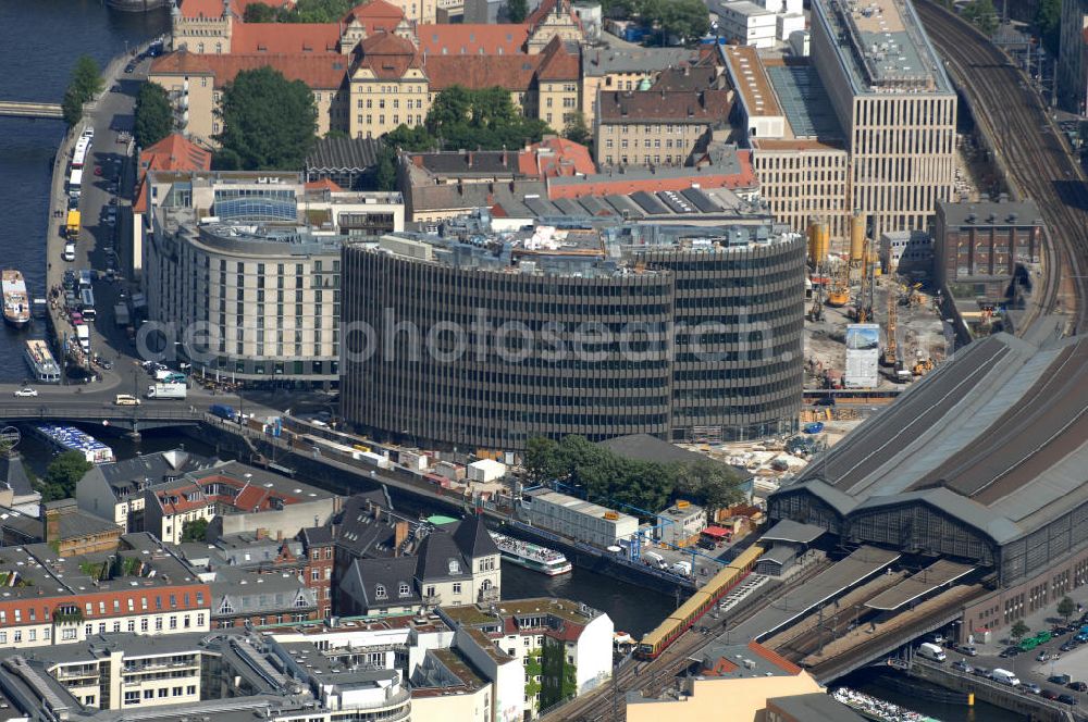 Berlin from the bird's eye view: Blick auf den Büro- und Geschäftshauskomplex Spreedreieck, umsäumt von Spree, Friedrichstraße und S-Bahnhof. Das neue Bürogebäude ist in den Medien nicht unumstritten. Bauherr: Harm Müller-Spreer, Architkt: Mark Braun