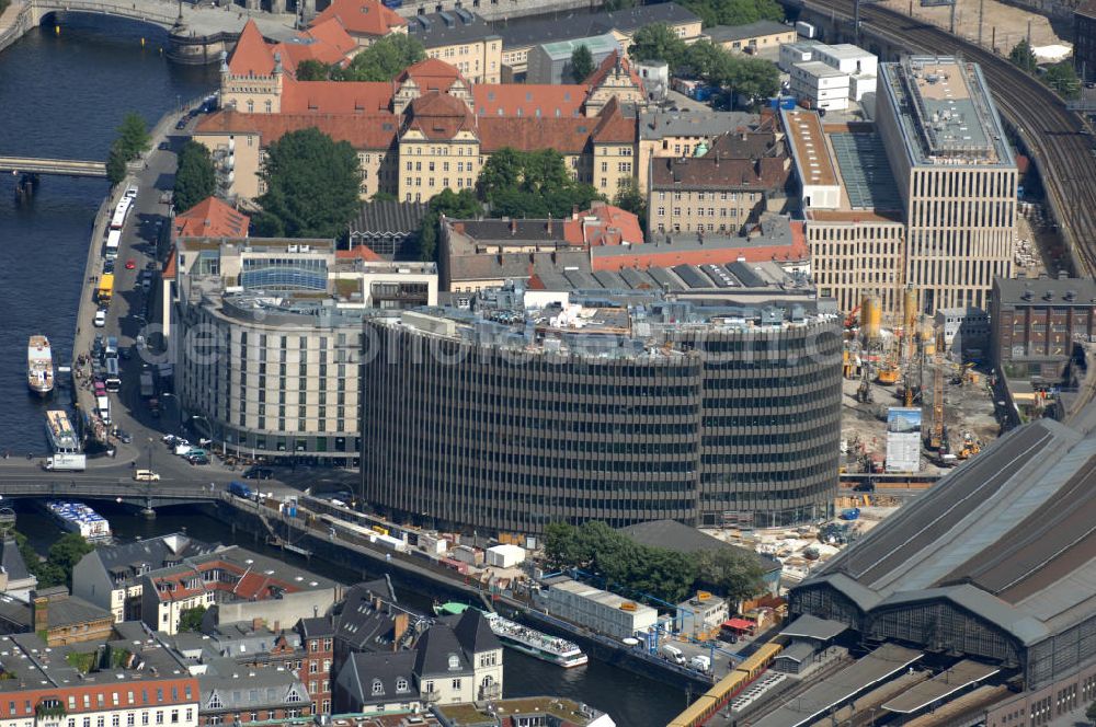 Aerial image Berlin - Blick auf den Büro- und Geschäftshauskomplex Spreedreieck, umsäumt von Spree, Friedrichstraße und S-Bahnhof. Das neue Bürogebäude ist in den Medien nicht unumstritten. Bauherr: Harm Müller-Spreer, Architkt: Mark Braun