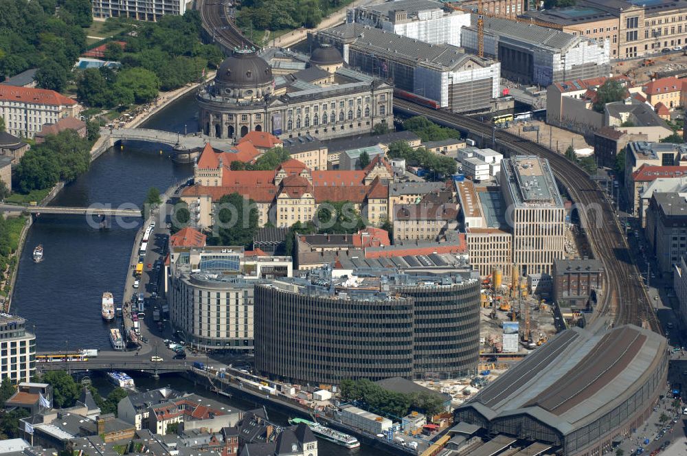 Aerial photograph Berlin - Blick auf den Büro- und Geschäftshauskomplex Spreedreieck, umsäumt von Spree, Friedrichstraße und S-Bahnhof. Das neue Bürogebäude ist in den Medien nicht unumstritten. Bauherr: Harm Müller-Spreer, Architkt: Mark Braun