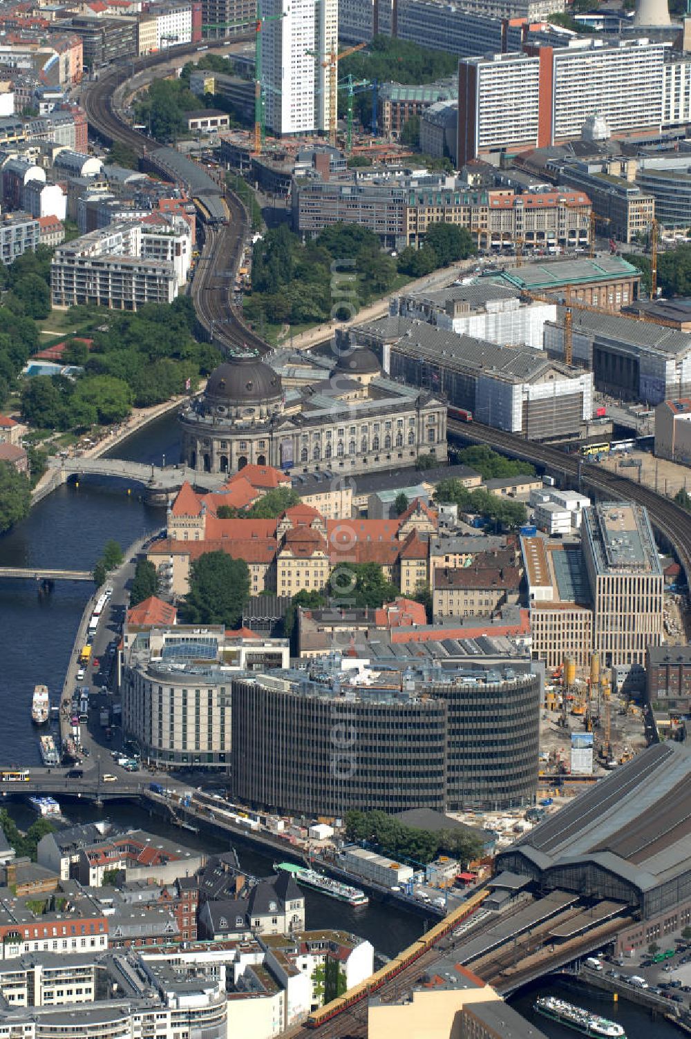 Berlin from above - Blick auf den Büro- und Geschäftshauskomplex Spreedreieck, umsäumt von Spree, Friedrichstraße und S-Bahnhof. Das neue Bürogebäude ist in den Medien nicht unumstritten. Bauherr: Harm Müller-Spreer, Architkt: Mark Braun