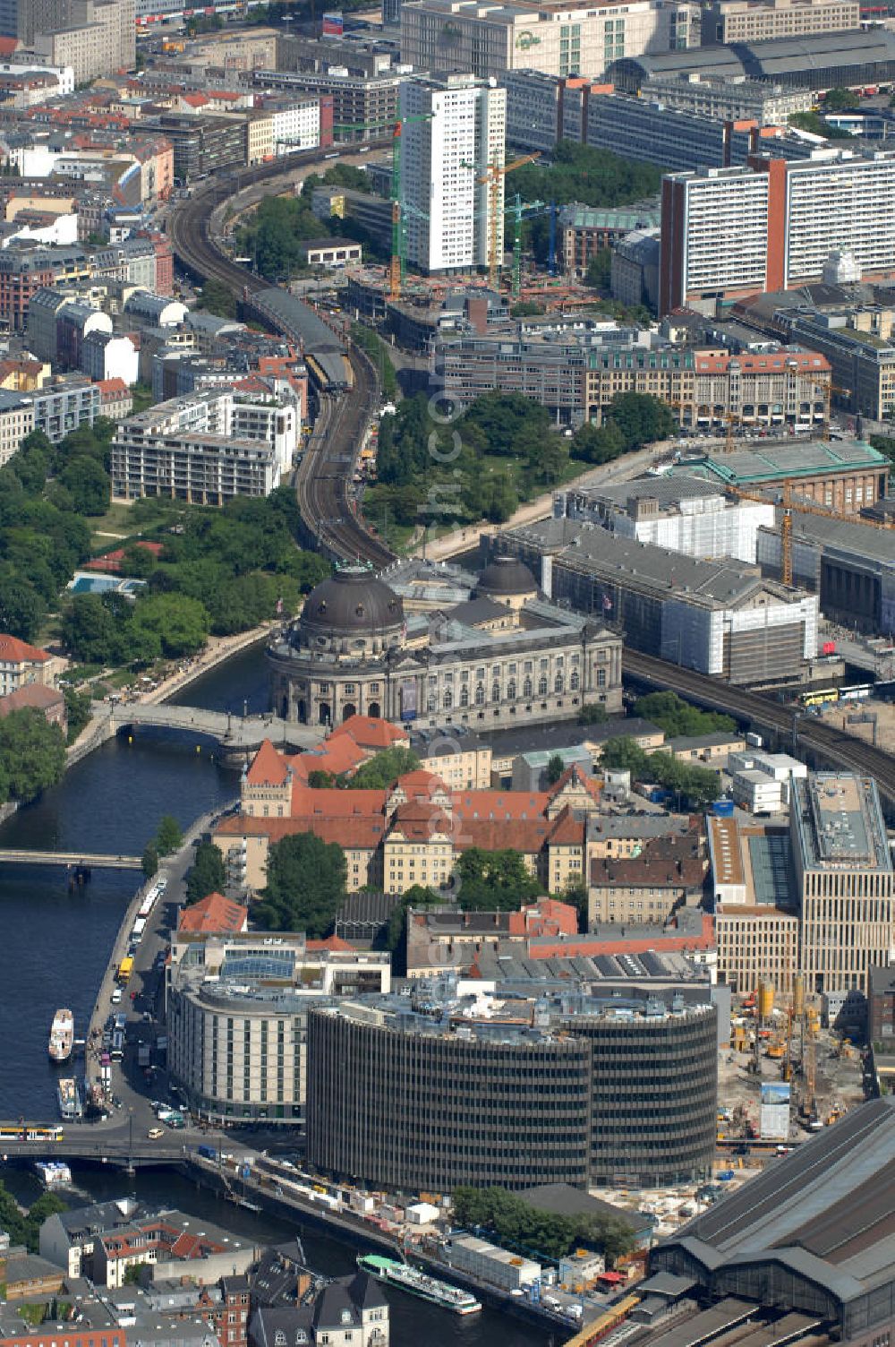 Berlin from the bird's eye view: Blick auf den Büro- und Geschäftshauskomplex Spreedreieck, umsäumt von Spree, Friedrichstraße und S-Bahnhof. Das neue Bürogebäude ist in den Medien nicht unumstritten. Bauherr: Harm Müller-Spreer, Architkt: Mark Braun