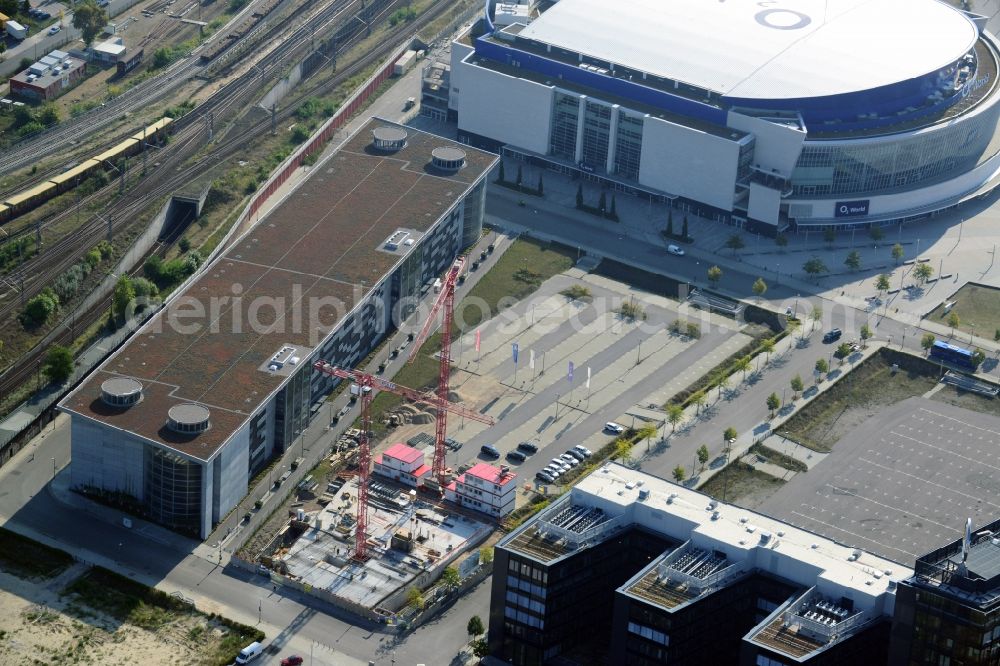 Aerial photograph Berlin Friedrichshain - View Office and commercial building construction Arena Boulevard at the Valeska Gert, corner Mariane von Rantzau-Straße in Berlin-Friedrichshain