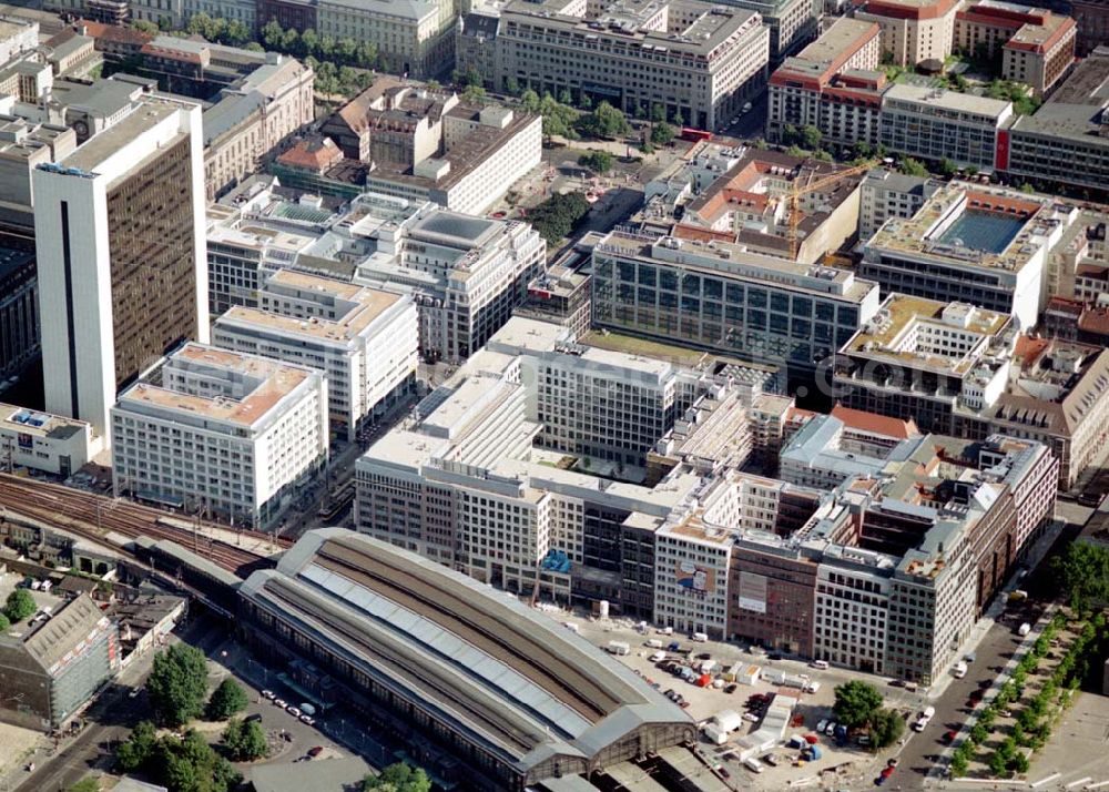 Berlin from above - Büro- und Geschäftshausneubau am Bhf. Friedrichstraße - gegenüber dem IHZ in Berlin - Mitte. 08.07.02