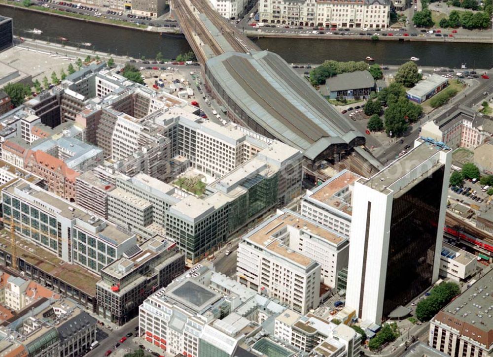 Aerial image Berlin - Büro- und Geschäftshausneubau am Bhf. Friedrichstraße - gegenüber dem IHZ in Berlin - Mitte. 08.07.02