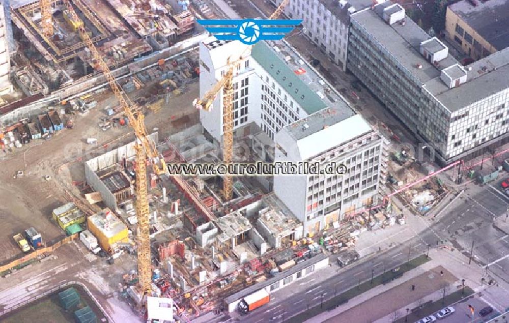 Aerial photograph Berlin - Büro- und Geschäftshausneubau am Brandenburger Tor in Berlin - Mitte.