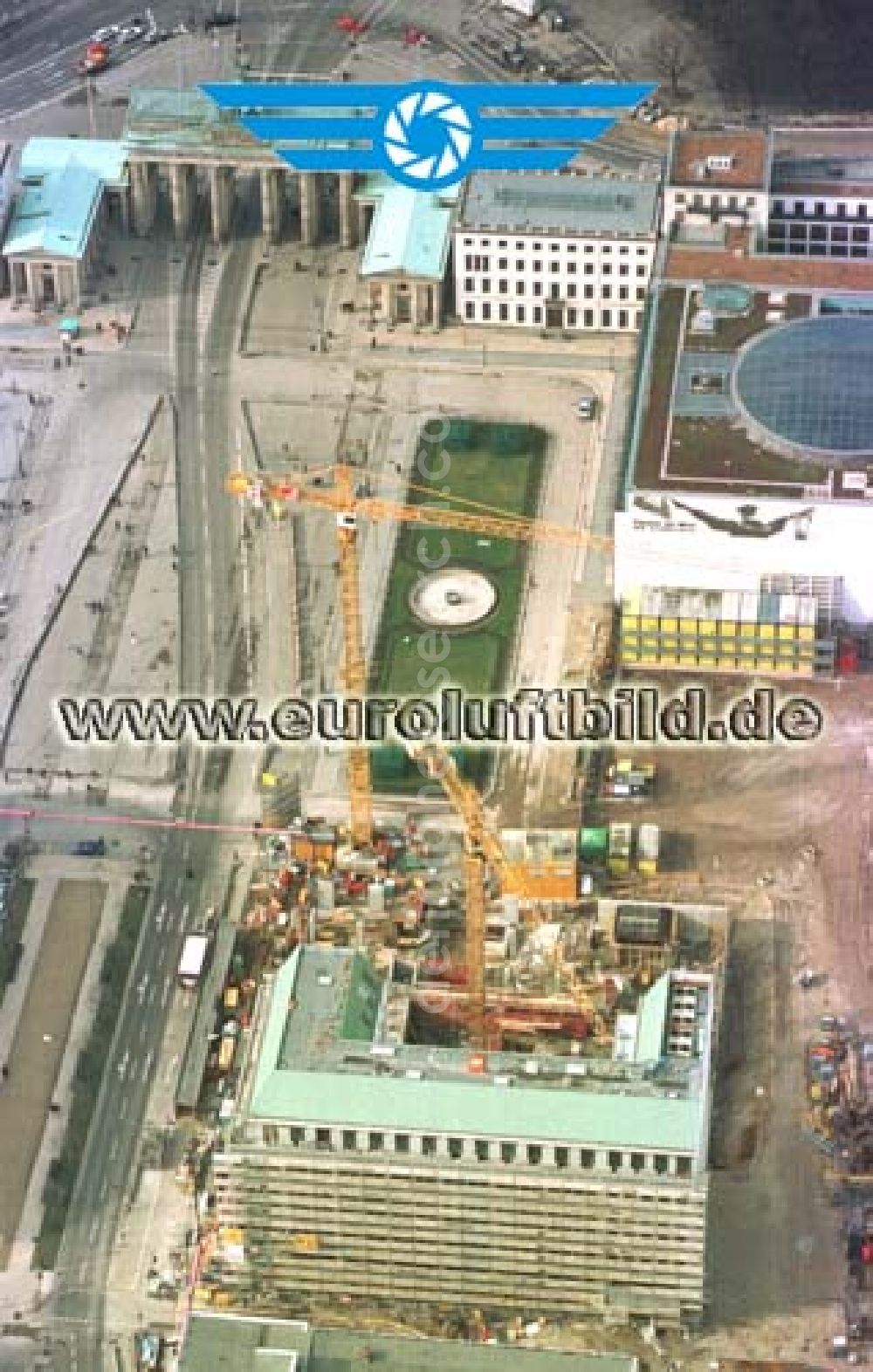 Berlin from above - Büro- und Geschäftshausneubau am Brandenburger Tor in Berlin - Mitte.