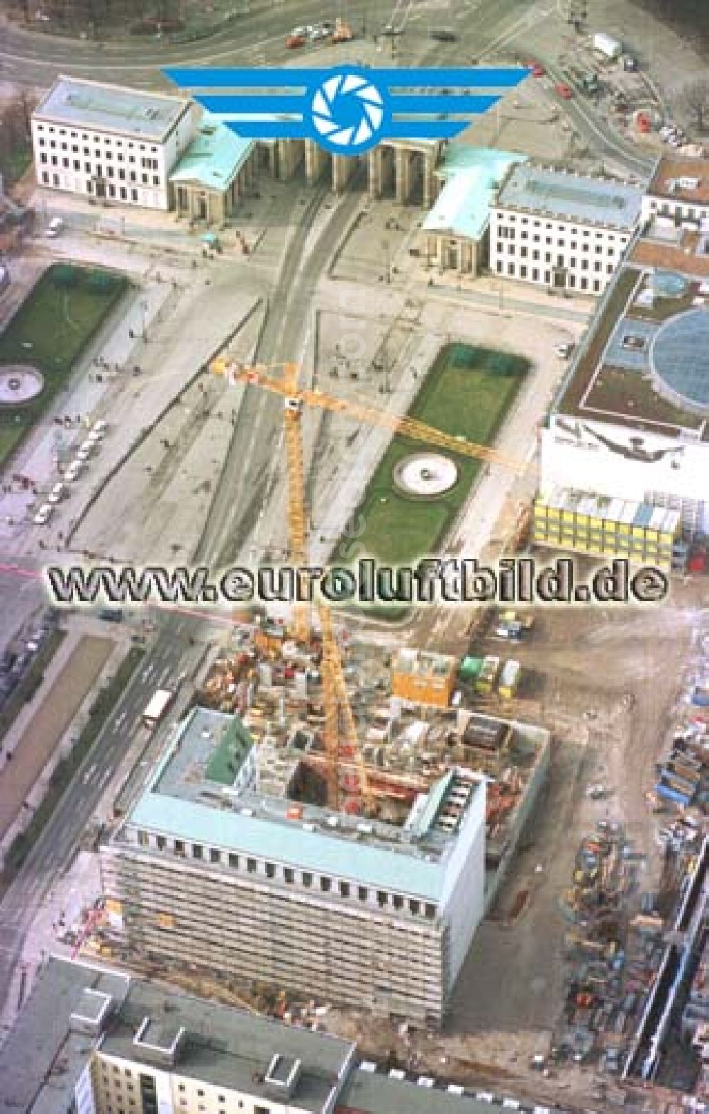 Berlin from the bird's eye view: Büro- und Geschäftshausneubau am Brandenburger Tor in Berlin - Mitte.