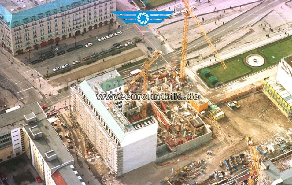 Aerial image Berlin - Büro- und Geschäftshausneubau am Brandenburger Tor in Berlin - Mitte.