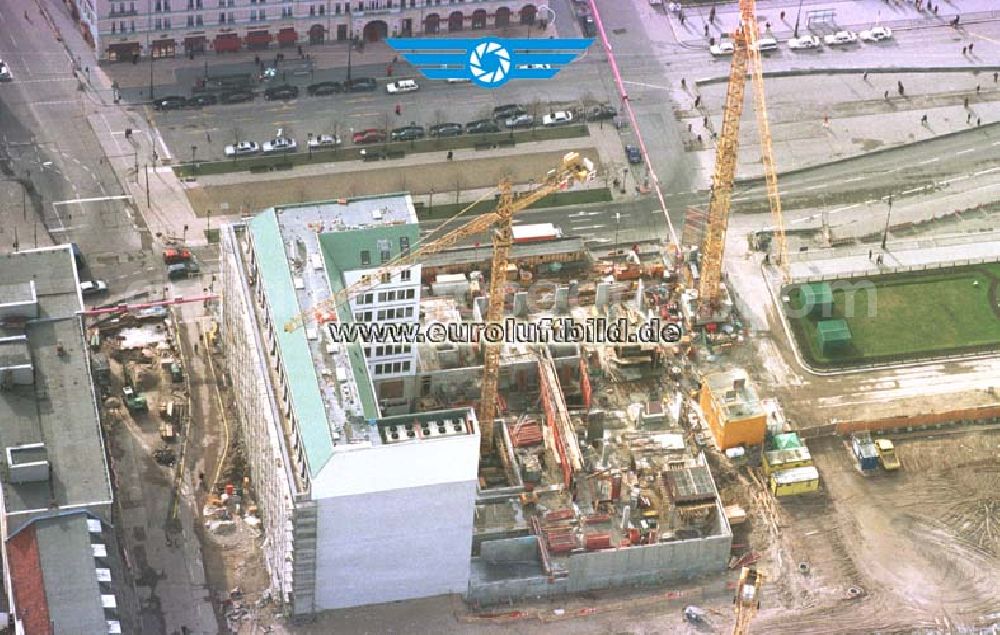 Aerial photograph Berlin - Büro- und Geschäftshausneubau am Brandenburger Tor in Berlin - Mitte.