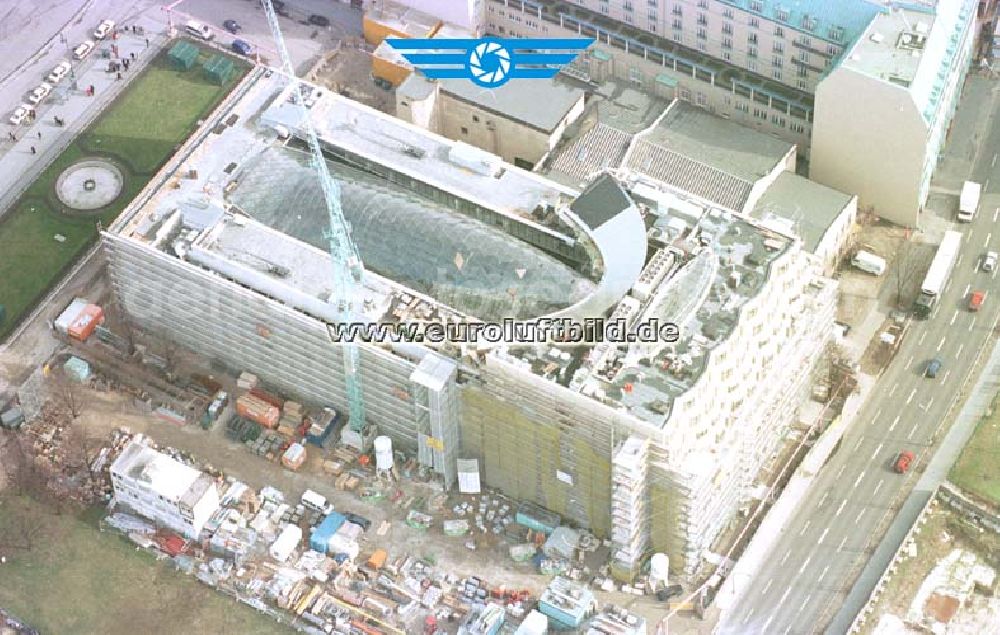 Aerial photograph Berlin - Büro- und Geschäftshausneubau vor dem Hotel Adlon am Brandenburger Tor in Berlin - Mitte.