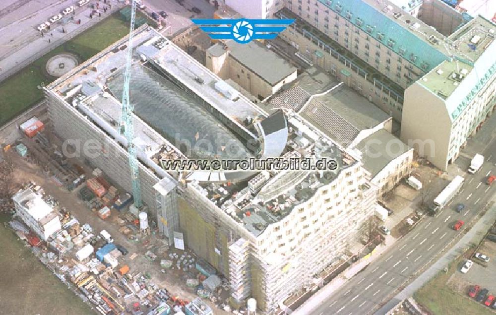 Berlin from above - Büro- und Geschäftshausneubau vor dem Hotel Adlon am Brandenburger Tor in Berlin - Mitte.