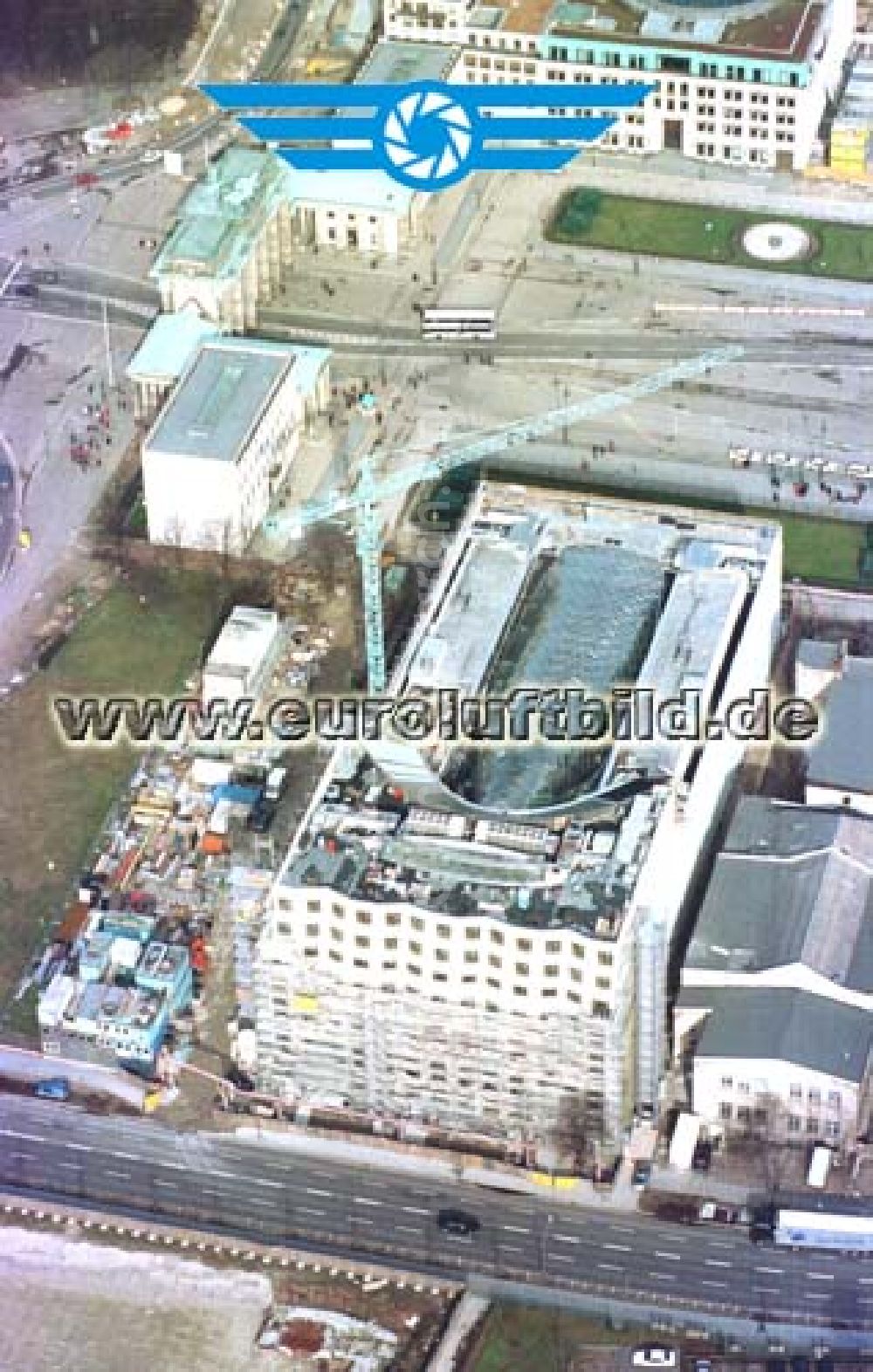 Berlin from the bird's eye view: Büro- und Geschäftshausneubau vor dem Hotel Adlon am Brandenburger Tor in Berlin - Mitte.