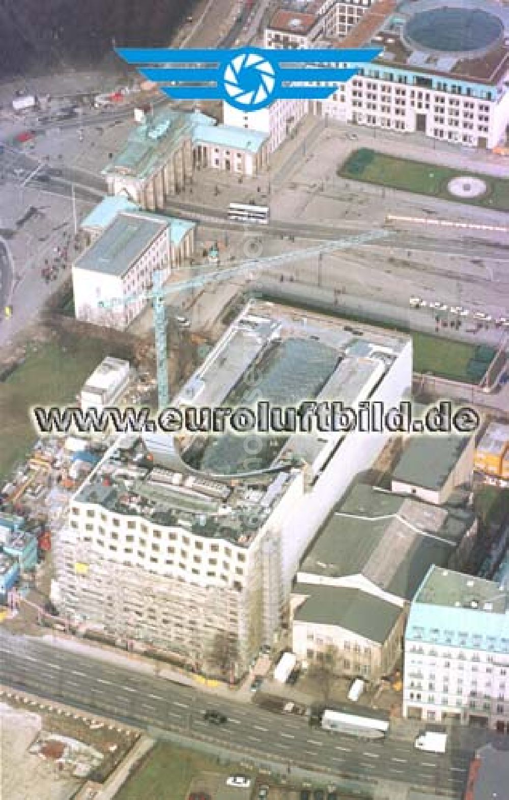 Aerial image Berlin - Büro- und Geschäftshausneubau vor dem Hotel Adlon am Brandenburger Tor in Berlin - Mitte.