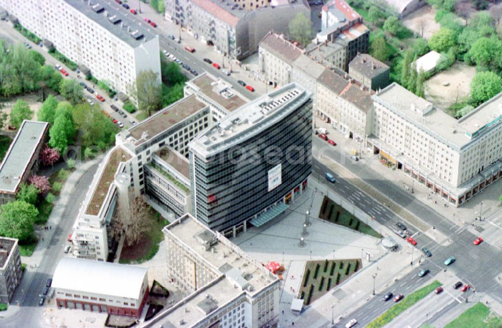 Berlin-Friedrichshain from the bird's eye view: Büro- und Geschäftshausneubau an der Karl-Marx-Allee / Str. der Pariser Kommune in Berlin-Friedrichshain.