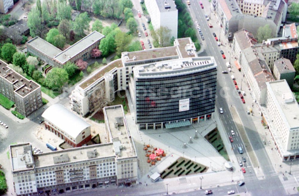 Aerial image Berlin-Friedrichshain - Büro- und Geschäftshausneubau an der Karl-Marx-Allee / Str. der Pariser Kommune in Berlin-Friedrichshain.