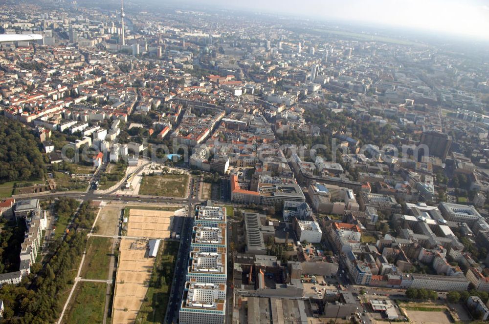 Berlin from above - Büro- und Geschäftshausneubau Stettiner Carree der ECE Projektmanagement und der WAYSS&FREYTAG AG auf dem Gelände des ehem. Grenzstreifens am Nordbahnhof in Berlin-Mitte / Wedding.