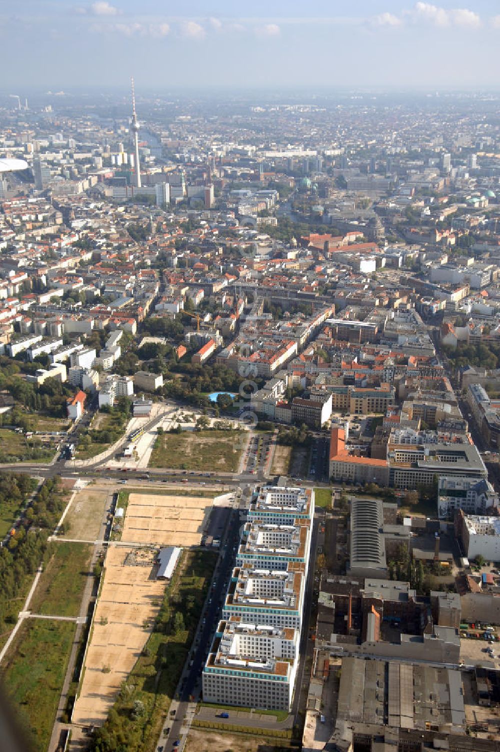 Berlin from the bird's eye view: Büro- und Geschäftshausneubau Stettiner Carree der ECE Projektmanagement und der WAYSS&FREYTAG AG auf dem Gelände des ehem. Grenzstreifens am Nordbahnhof in Berlin-Mitte / Wedding.