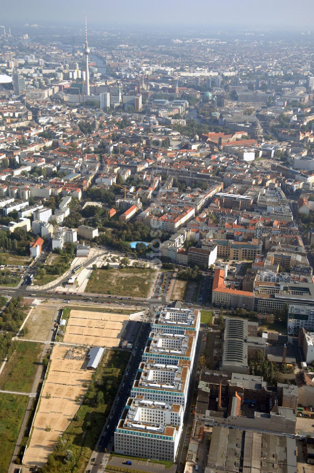 Aerial image Berlin - Büro- und Geschäftshausneubau Stettiner Carree der ECE Projektmanagement und der WAYSS&FREYTAG AG auf dem Gelände des ehem. Grenzstreifens am Nordbahnhof in Berlin-Mitte / Wedding.