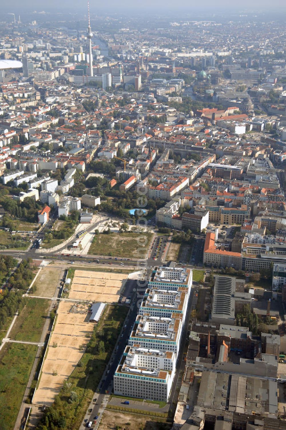 Aerial photograph Berlin - Büro- und Geschäftshausneubau Stettiner Carree der ECE Projektmanagement und der WAYSS&FREYTAG AG auf dem Gelände des ehem. Grenzstreifens am Nordbahnhof in Berlin-Mitte / Wedding.